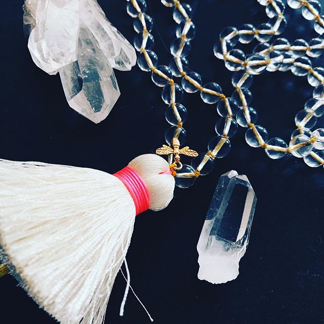 Mala mit 108 Perlen Bergkristall, Licht des Bewusstseins, Dive to the moon, spiritual jewelry, Bienenanhänger, große weiße Quaste